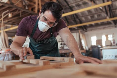 Photo d'un artisan thaïlandais travaillant l'argent dans son atelier