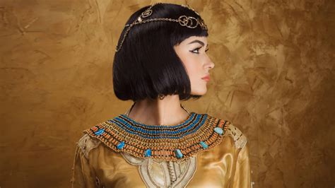 Bijoux anciens égyptiens ornés de cornaline et autres pierres précieuses