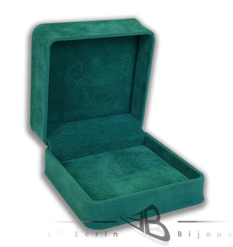 Un coffret cadeau élégant avec un écrin personnalisé, prêt à recevoir un bijou chrétien.