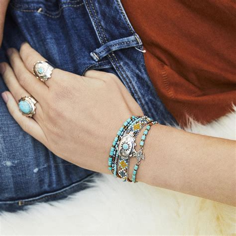 Diversité de bracelets en argent : joncs, manchettes, cordons colorés, bracelets ornés de pierres.