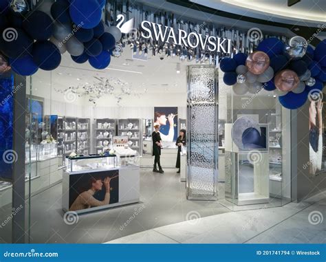 Vue extérieure du magasin Swarovski dans le centre commercial Saint-Sébastien