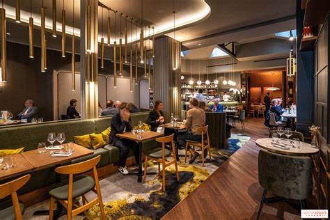 Ambiance feutrée d'un restaurant avec des éléments grenat