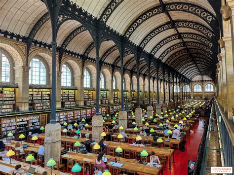 Intérieur de la bibliothèque Sainte-Geneviève à Paris