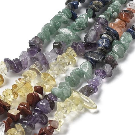Vue d'ensemble d'un assortiment de perles de pierres naturelles de différentes couleurs et formes