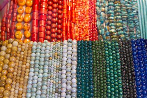 Gros plan sur une variété de perles de pierres semi-précieuses non traitées