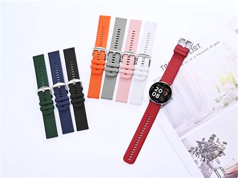 Collection de bracelets de montre en caoutchouc et silicone de différentes couleurs et styles.