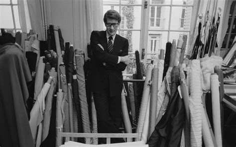 Photographie d'Yves Saint Laurent dans son atelier