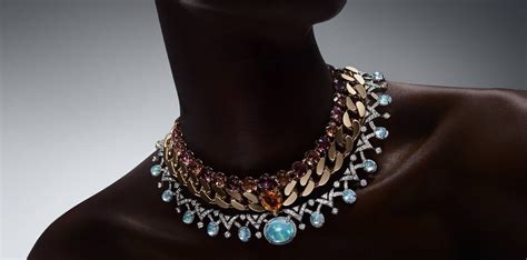 Gros plan sur un collier de haute joaillerie Hermès, mettant en valeur les pierres précieuses et le travail artisanal