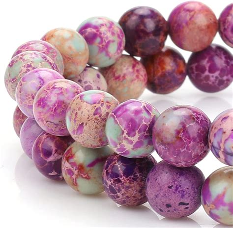 Collection variée de perles en pierres naturelles de différentes couleurs et formes
