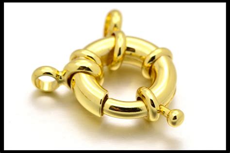 Collection de différents types de fermoirs : mousqueton, T, aimanté, crochet, menotte