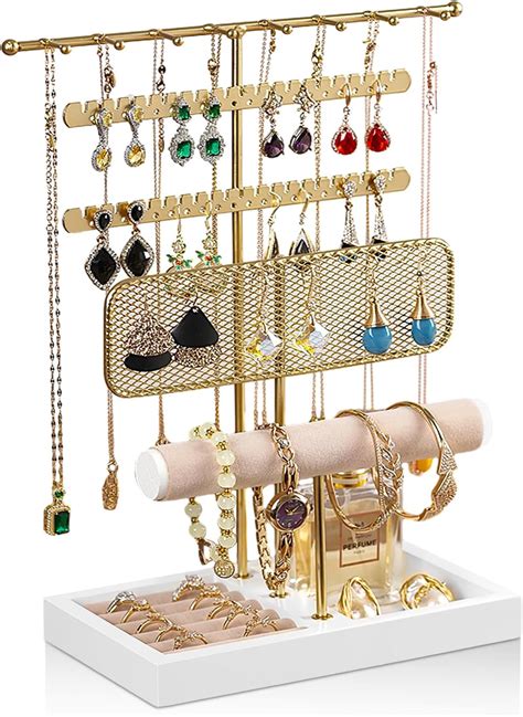 Mosaïque de différents styles de bijoux : colliers, bracelets, boucles d'oreilles, bagues.