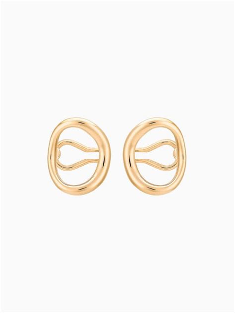 Une bague et des boucles d'oreilles de Charlotte Chesnais.