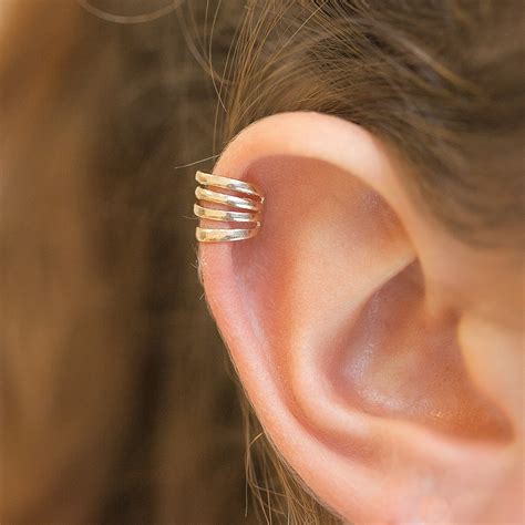 Illustration montrant comment positionner une bague d'oreille (ear cuff) sur le cartilage.