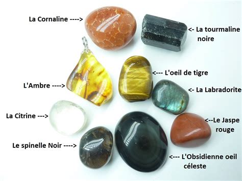 Composition de plusieurs pierres, dont l'Œil de Tigre, le Grenat, la Cornaline, la Howlite et le Quartz Rose
