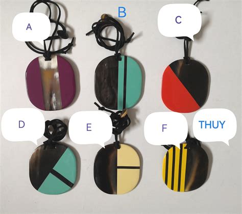 Gros plan sur le pendentif en corne de buffle de 7 cm