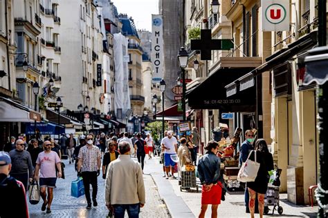 Vue générale d'une rue commerçante animée
