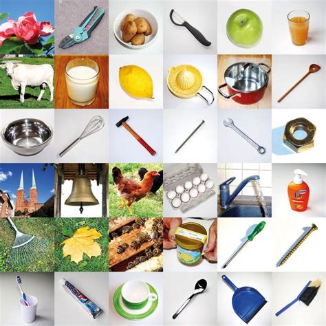 Collage de différents objets du quotidien intégrant des lames cachées : stylo, rouge à lèvres, boucle de ceinture, pendentif dragon.