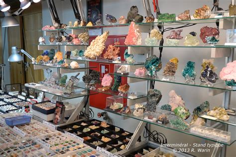 Photo d'un stand de minéraux lors d'un salon, présentant une variété de pierres et de cristaux