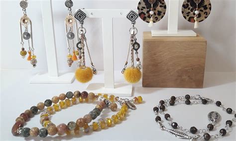 Photographie d'une sélection de bijoux artisanaux aux styles variés (bohème, moderne, classique)