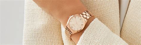 photo d'une femme portant une montre rose doré avec une tenue de tous les jours