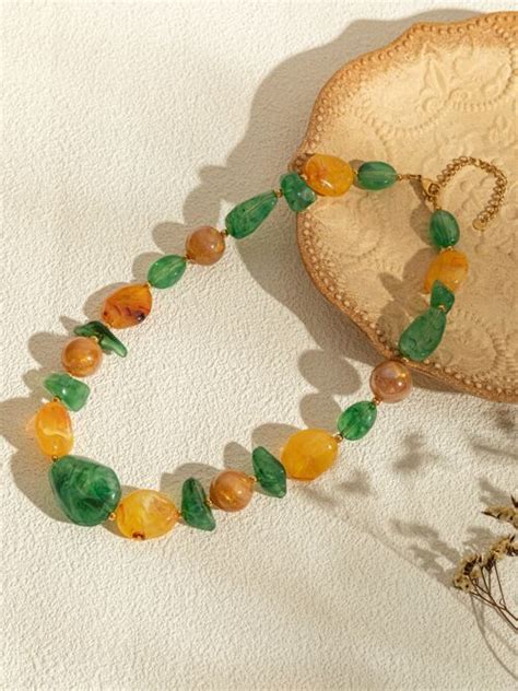 Collection de perles en résine colorées aux formes variées