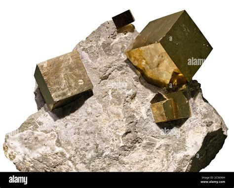 Cristaux de pyrite cubiques avec des reflets dorés métalliques