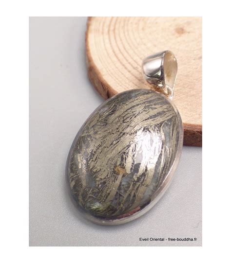 Bijou en pyrite aux reflets dorés rappelant l'or