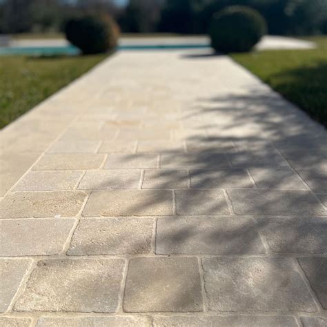 Exemple de pavement extérieur en pierre du Jura
