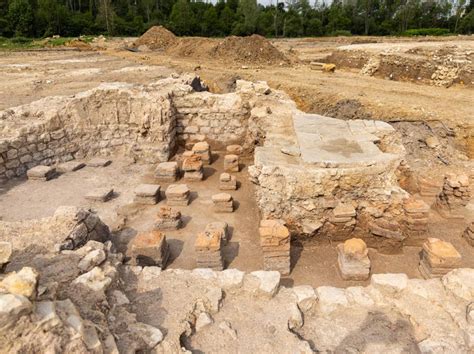 Vestiges d'une fortification romaine en pierre du Jura