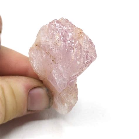 Cristal de kunzite rose aux reflets lumineux