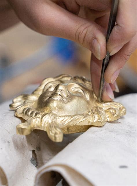 Détail montrant la finesse de la ciselure et la qualité des couleurs d'un bronze de Vienne.