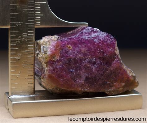 Photographie d'une tourmaline rose (rubellite)