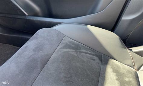 Détail de la sellerie cuir et Alcantara des sièges avant de la Passat CC Carat.