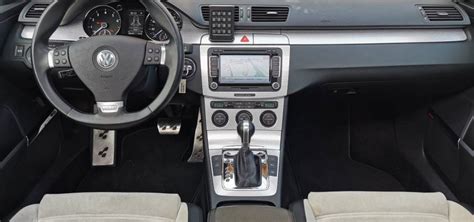 Vue de l'intérieur de la Passat CC Carat, montrant les applications décoratives en aluminium brossé et les inserts chromés.