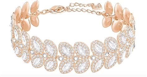 Infographie montrant différents styles de bracelets Swarovski plaqué or : tennis, manchette, chaîne fine, avec fermoirs variés.