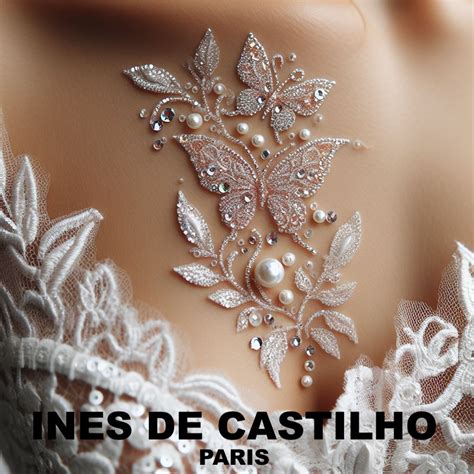 Photo d'Inès de Castilho dans son atelier, entourée de motifs de bijoux de peau