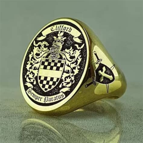 Exemple de chevalière homme en or blanc avec une gravure d'armoiries