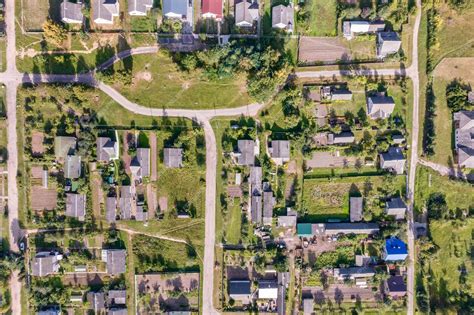 Vue aérienne ou panoramique de The Village Outlet, montrant l'architecture élégante et les allées commerçantes.
