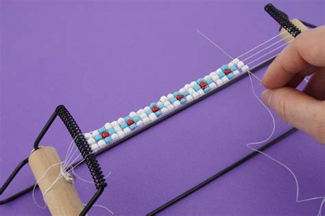 Illustration du métier à tisser les perles Hello Kitty avec des perles de différentes couleurs