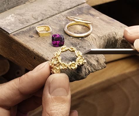 Image d'un atelier de joaillerie français montrant un artisan travaillant sur une bague.