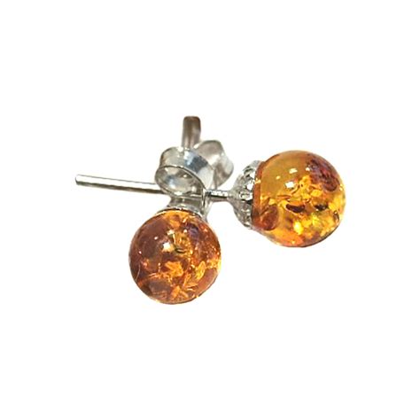 Exemple de boucles d'oreilles en ambre et argent, montrant différentes formes de pierres et de sertissages.