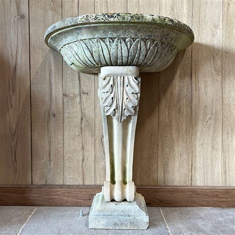 Représentation artistique d'une vasque ancienne en aventurine rouge