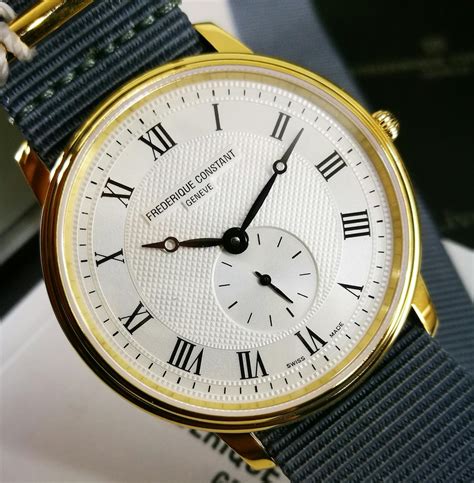 Gros plan sur une montre de luxe avec un bracelet en or et un cadran orné de diamants.