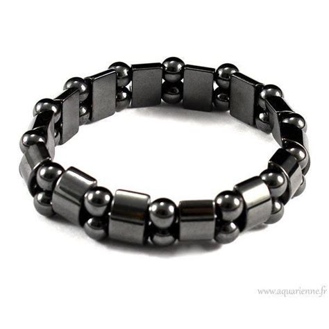 Collage de photos montrant le bracelet en hématite porté avec différentes tenues et tailles de perles