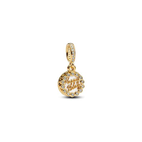 Charm Pandora Gâteau d'Anniversaire en gros plan, mettant en valeur sa couleur blanche et les détails dorés.