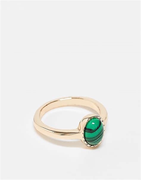 Bague ornée d'une pierre de malachite aux marbrures caractéristiques.