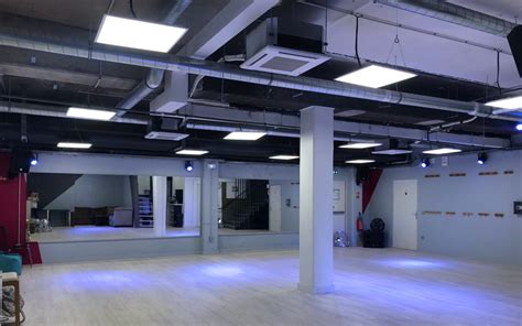 Salle de danse spacieuse et lumineuse de l'école B.Hyp'E