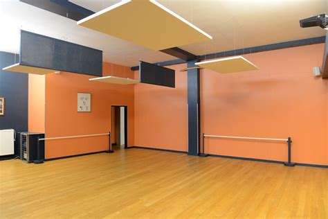 Intérieur de l'Association Kriss, montrant un espace de danse moderne