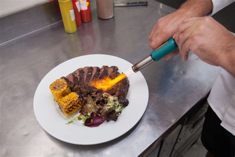Comparaison visuelle entre un chalumeau de cuisine, un chalumeau Orca et un chalumeau bi-gaz professionnel