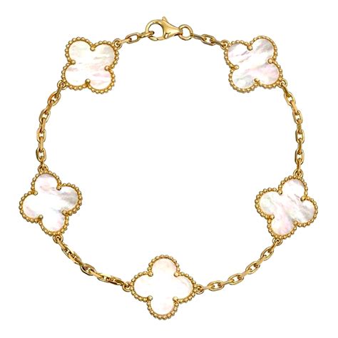Photographie d'une sélection de bijoux Van Cleef & Arpels, mettant en avant la diversité des collections.